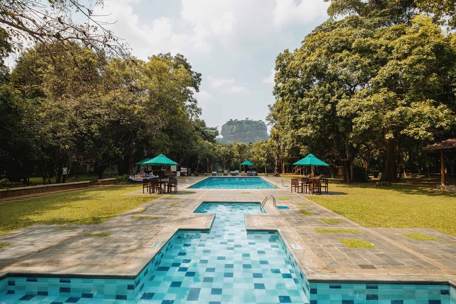Chillen bij het zwembad van Hotel Sigiriya